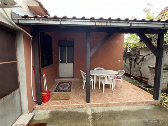 Surčin blizina centra  66(T) namešten ,renoviran