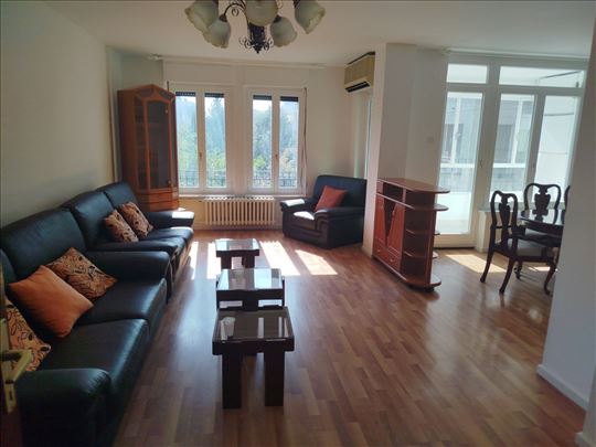 U centru cetvorosoban stan 110m2 Savski venac