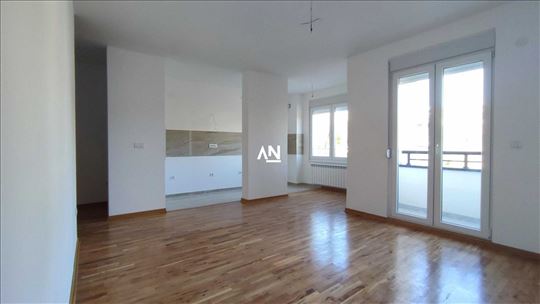 Upravo izgrađena zgrada. Škola na 200m, vrtić 100m