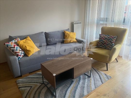 Dvosoban stan sa garazom u Vozdovim Kapijama