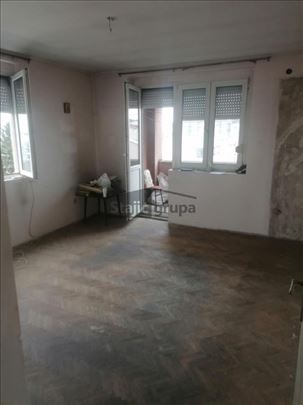 Gvozdićeva – trosoban stan za kompletno renoviranj