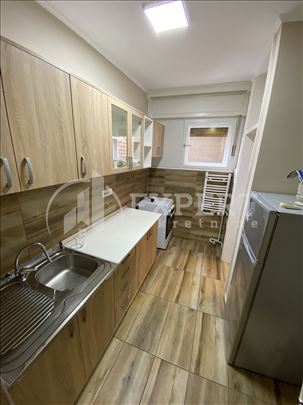 Izdaje se dvosoban stan kao poslovni prostor u cen