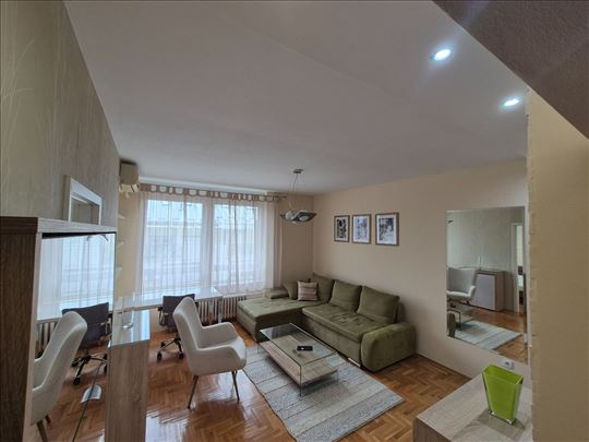 Izdaje se stan ul. Golsvordijeva, Renoviran