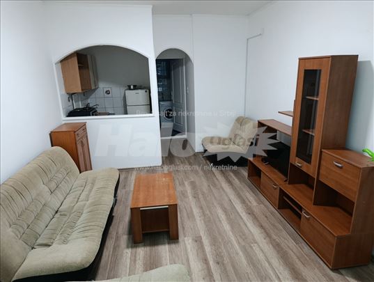 Izdajem namestenu garsonjeru u centru Zarkova