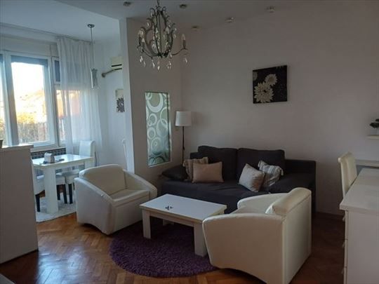 Lep, renoviran stan, kod hotela Hilton, ID 4528