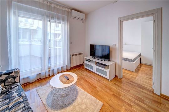 Lux stan kompletno namešten u zgradi novije gradnj