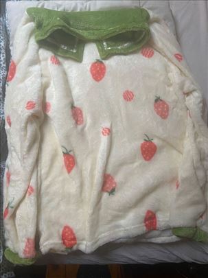 Mekana dvodelna pidžama sa motivom jagoda