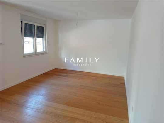 Moderan trosoban stan u urbanoj vili – Sajmište, N