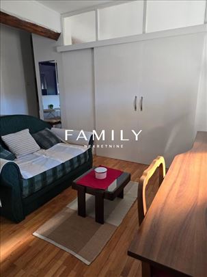 Pametno opremljena i svetla garsonjera u samom cen