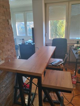 Pult bar i tri barske stolice