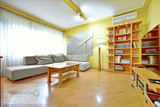 Stan sa terasom blizu reke, u mirnom delu Bloka 45