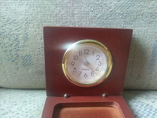 stoni sat u drvenoj kutiji koja je i postolje