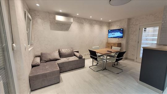 Bogoslovija izdaje se lux stan