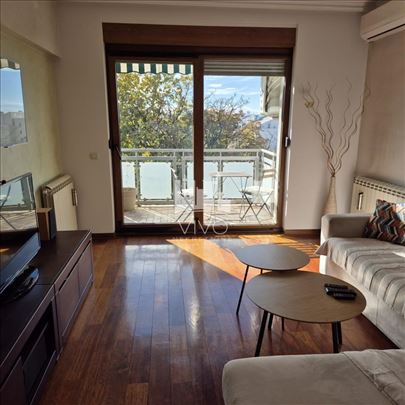 Dugoročno se izdaje nov,namešten stan sa PM u gara