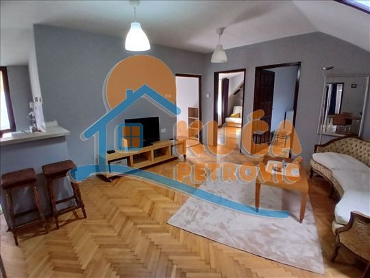 Izdaje se četvorosoban stan u blizini Pravnog faku