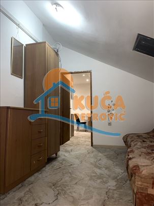 Izdaje se jednoiposoban stan na Bulevaru Nemanjića