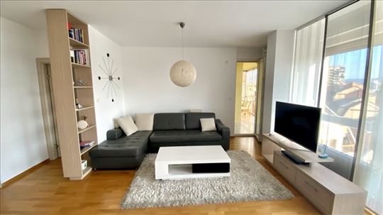 Izdaje se trosoban  moderno opremljen stan u samom