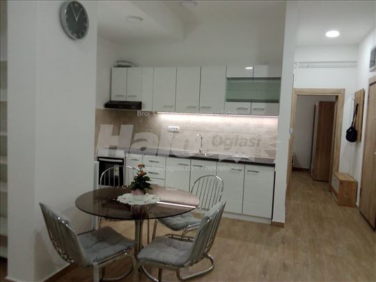 Izdajem stan u centru Stare Pazove 