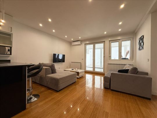 Izdajemo 3.5 stan na Lekinom brdu, Tetovska, 71m2