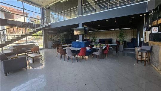 Moderno uređen poslovni prostor na dva nivoa