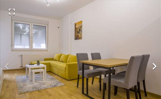 NS Skver,nov opremljen dvoiposoban stan sa garažni