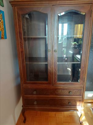 Očuvana stilska vitrina na prodaju