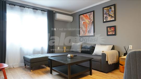 Prelep petosoban stan sa dvoristem i parkingom