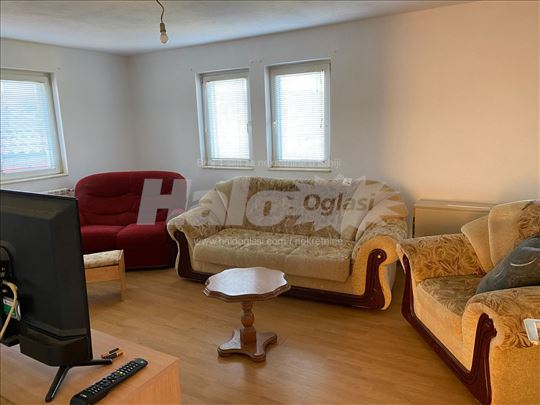 Prostran stan u kući sa dvorištem