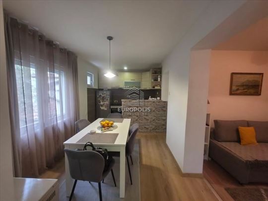 Renovirana kuća u blizini Doma zdravlja Zvezdara I