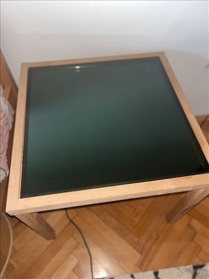 Sto sa ugradjenim ogledalom