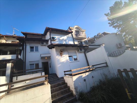 Vertikala kuće, četvoroetažnog tipa sa manjim dvor