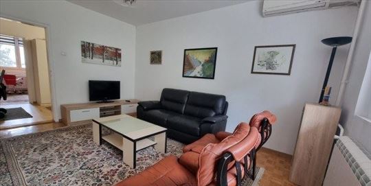 Arena, renoviran, 82m2, trosoban, namešten, terasa