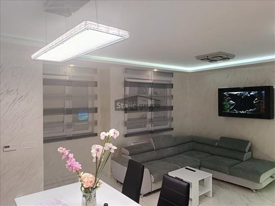 Ekskluzivan, 4.0, vrhunski namešten, moderan