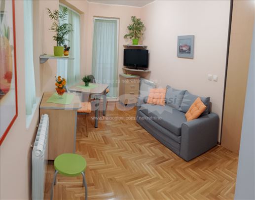 Izdaje se LEP i ČIST stan sa uračunatim Infostanom