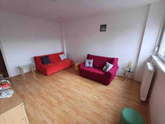 Izdaje se renoviran stan u Pariske komune ID#4392