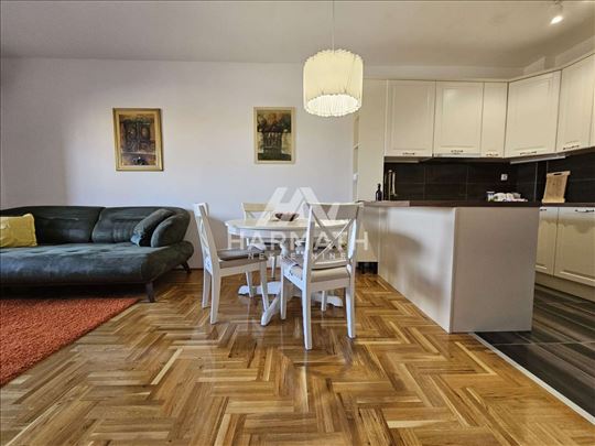 Izdaje se trosoban stan 63m2 sa garažnim mestom