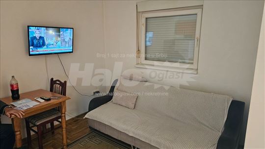 Izdajem nameštunu garsonjeru