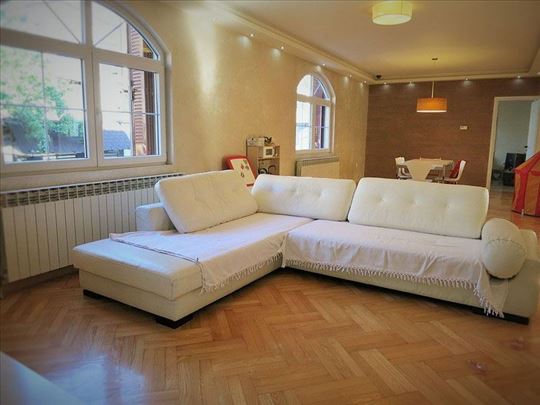 Izuzetna porodična kuća sa dvorištem na Vračaru 