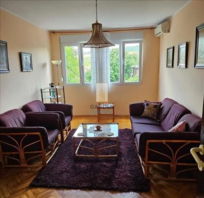 Karaburma trosoban uknjižen stan 66m2