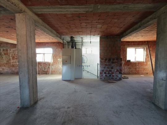 Magacin/poslovni prostor, Mladenovac, 700 m2