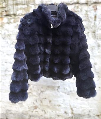 Moderna crna bundica od veštačkog krzna 