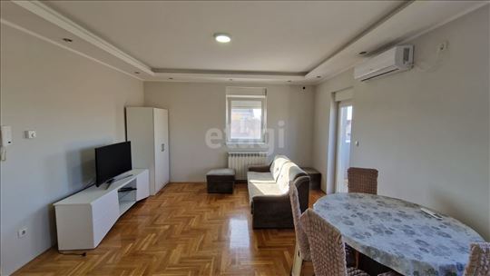 Na prodaju dvosoban stan – Altina, centar