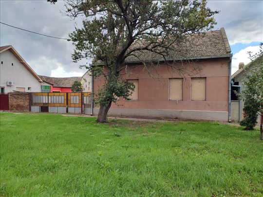 Na prodaju stara kuća u Sakulama.