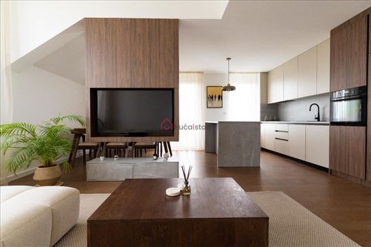 Ultralux. Nov. Trostran. Svetao. Teretana. Garaža