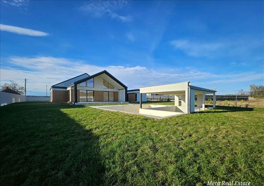 Vila sa bazenom i letnjikovcem na vrhu brda