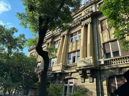 Vukov spomenik, izuzetan salonac, ID 25005