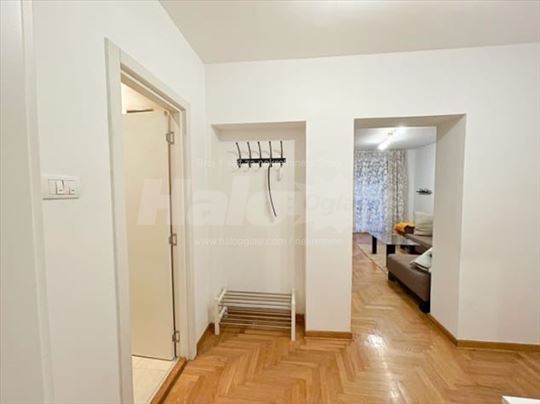 2.0 stan centar Vracara sa pogledom na Hram