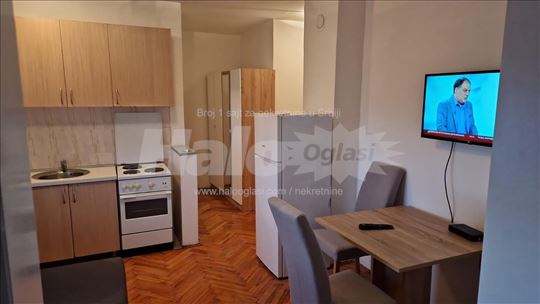 Borca, kompletno namesten stan, na stanici auto 95