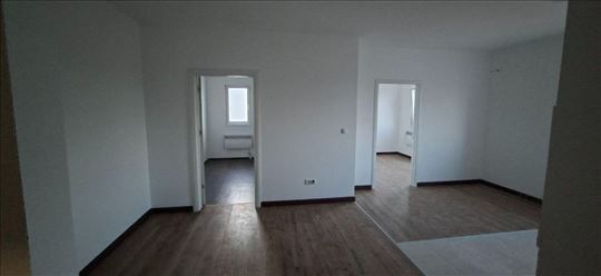 Idealan dvoiposoban stan sa parking mestom