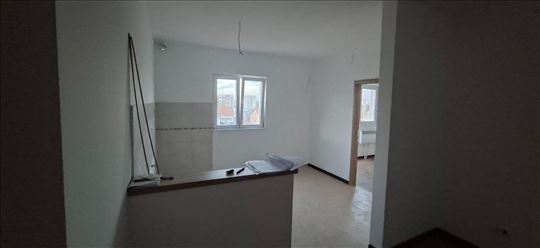 Idealan dvoiposoban stan sa parking mestom